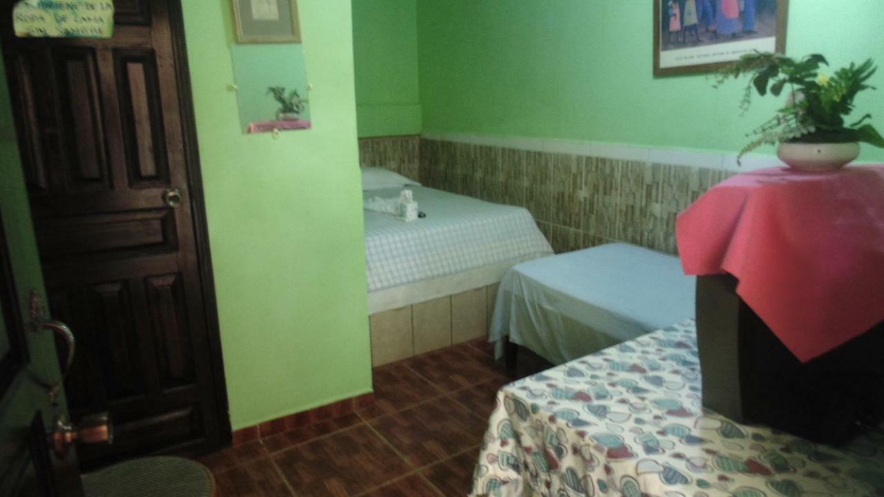 Hotel Economico Roatán Exterior foto