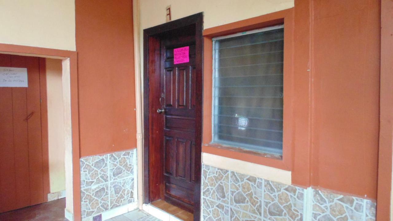 Hotel Economico Roatán Exterior foto